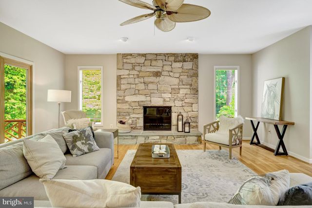 904 FALLS BRIDGE LN, Great Falls, VA 22066