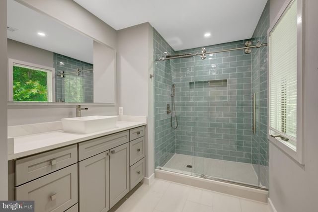 904 FALLS BRIDGE LN, Great Falls, VA 22066