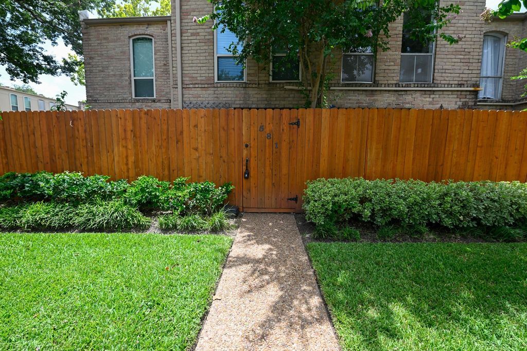 4629 Wild Indigo Street 581, Houston, TX 77027
