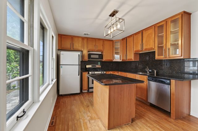 7748 W Oakton Street, Niles, IL 60714