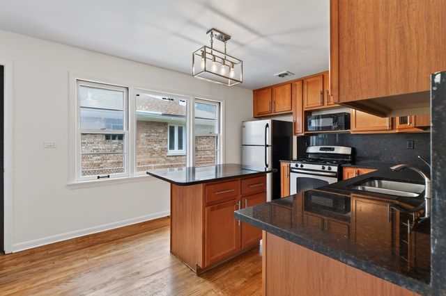 7748 W Oakton Street, Niles, IL 60714