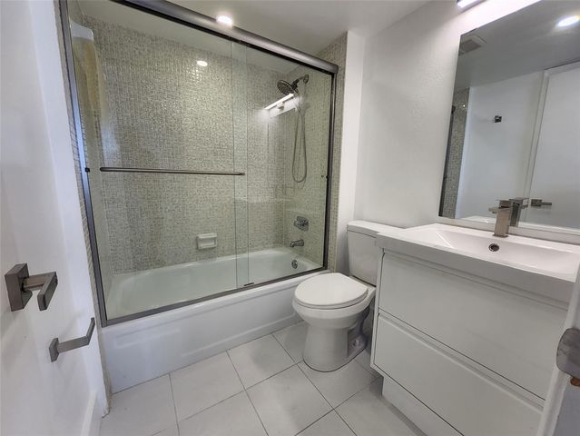 112 Royal Park Drive 4F, Oakland Park, FL 33309