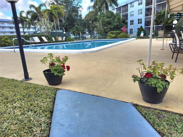 112 Royal Park Drive 4F, Oakland Park, FL 33309