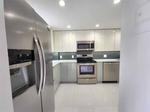 112 Royal Park Drive 4F, Oakland Park, FL 33309