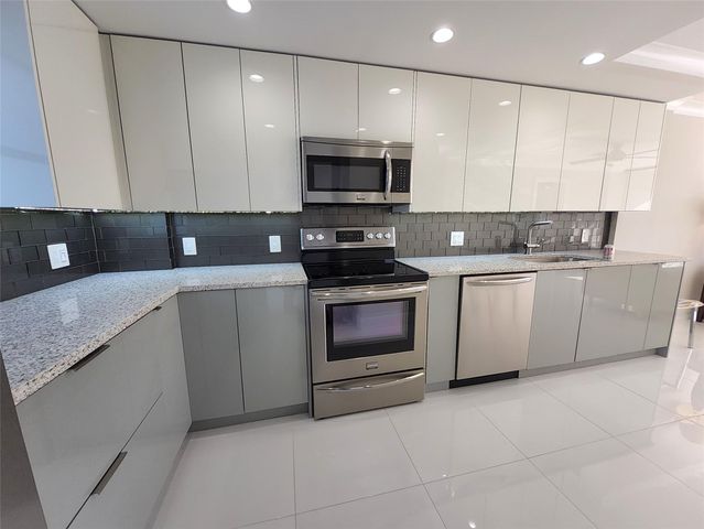 112 Royal Park Drive 4F, Oakland Park, FL 33309