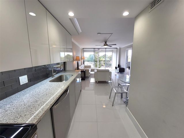 112 Royal Park Drive 4F, Oakland Park, FL 33309