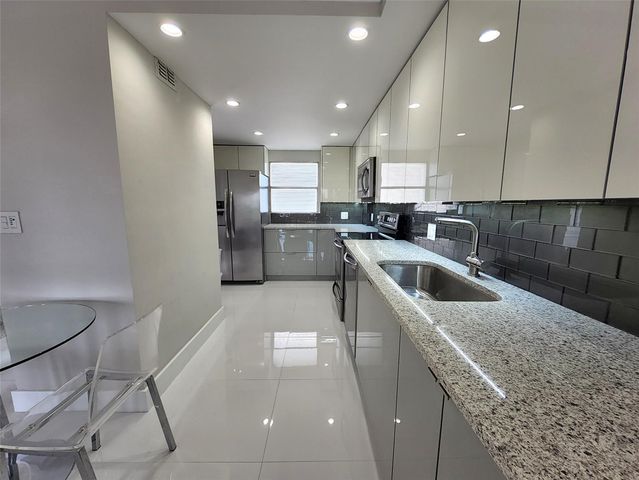 112 Royal Park Drive 4F, Oakland Park, FL 33309