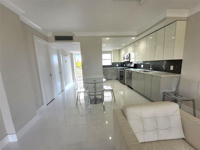 112 Royal Park Drive 4F, Oakland Park, FL 33309