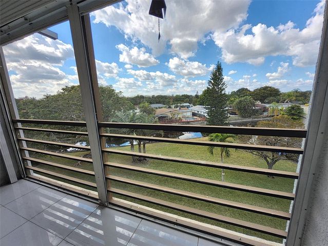 112 Royal Park Drive 4F, Oakland Park, FL 33309