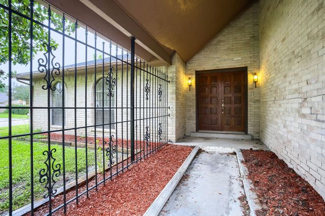 10103 Inwood Shadows Street, Houston, TX 77088