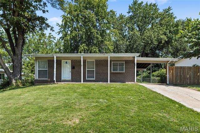 1105 Apache Drive, Florissant, MO 63033