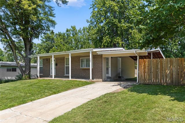 1105 Apache Drive, Florissant, MO 63033