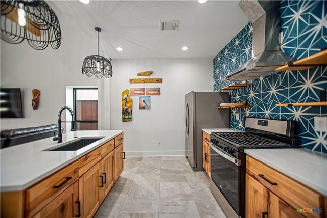 804 W Tyler Avenue, Port O Connor, TX 77982