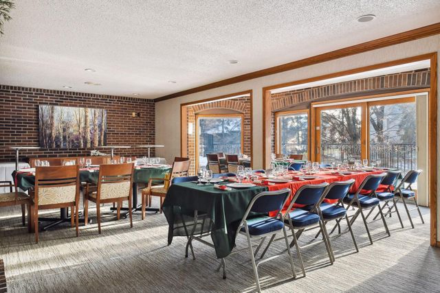 5501 Dewey Hill Road 140, Edina, MN 55439