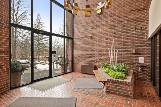 5501 Dewey Hill Road 140, Edina, MN 55439