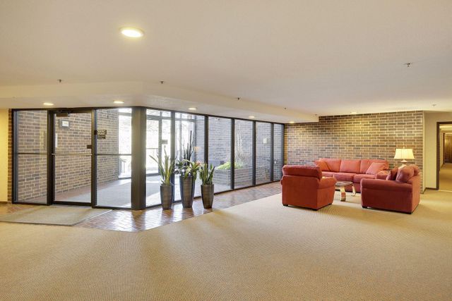 5501 Dewey Hill Road 140, Edina, MN 55439