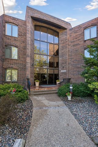 5501 Dewey Hill Road 140, Edina, MN 55439