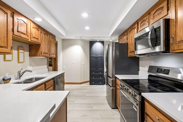 5501 Dewey Hill Road 140, Edina, MN 55439