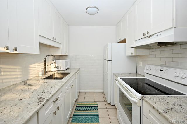 2820 Woodslee Drive 405, Royal Oak, MI 48073