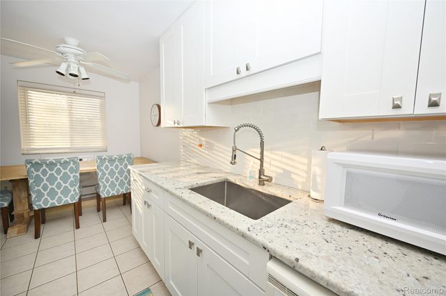 2820 Woodslee Drive 405, Royal Oak, MI 48073
