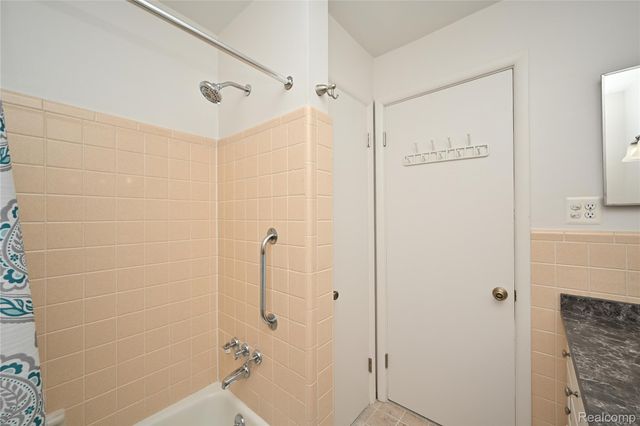 2820 Woodslee Drive 405, Royal Oak, MI 48073