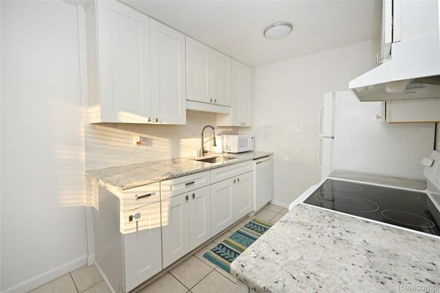 2820 Woodslee Drive 405, Royal Oak, MI 48073
