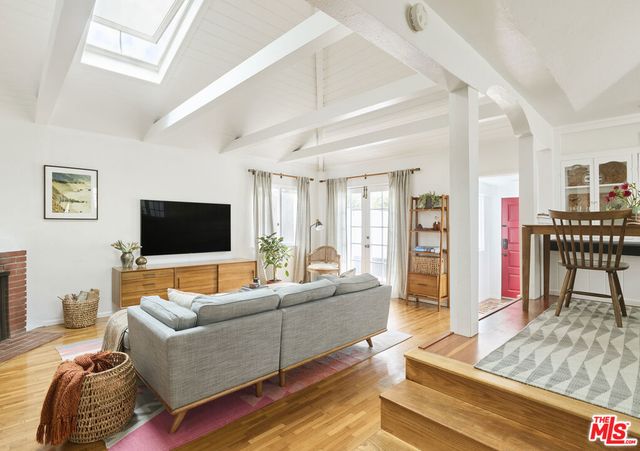 8460 Kirkwood Drive, Los Angeles, CA 90046