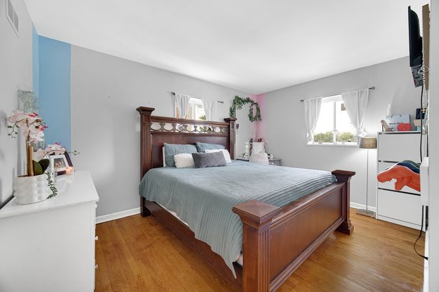 9115 N Gross Point Road, Skokie, IL 60077