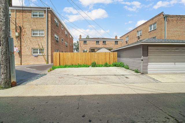 9115 N Gross Point Road, Skokie, IL 60077