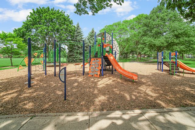 9115 N Gross Point Road, Skokie, IL 60077