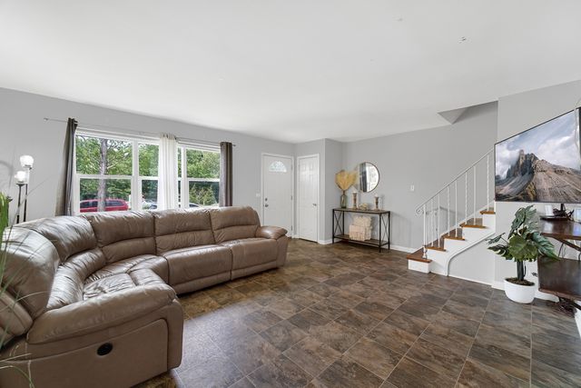 9115 N Gross Point Road, Skokie, IL 60077