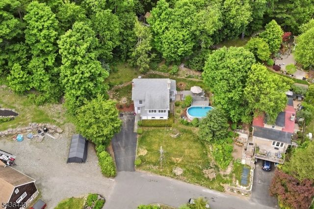 8 Ivan Rd, West Milford Twp., NJ 07480