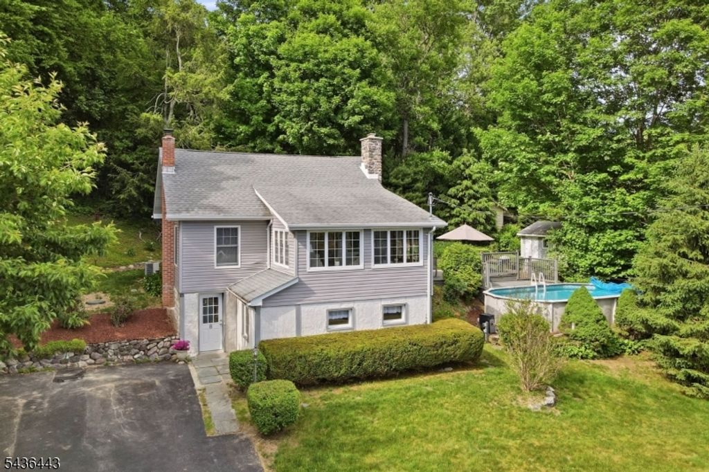 8 Ivan Rd, West Milford Twp., NJ 07480