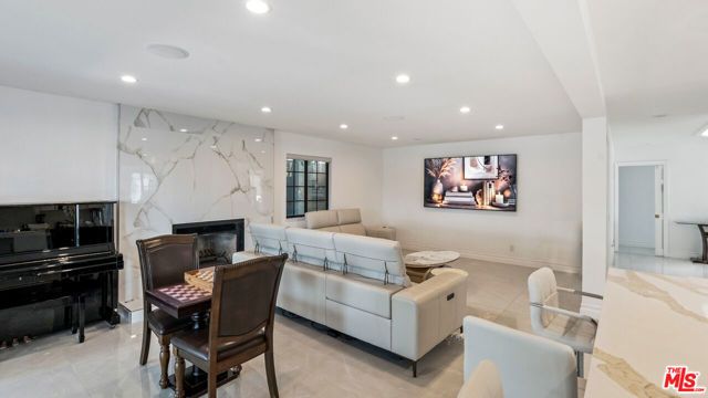 359 Dalkeith Avenue, Los Angeles, CA 90049