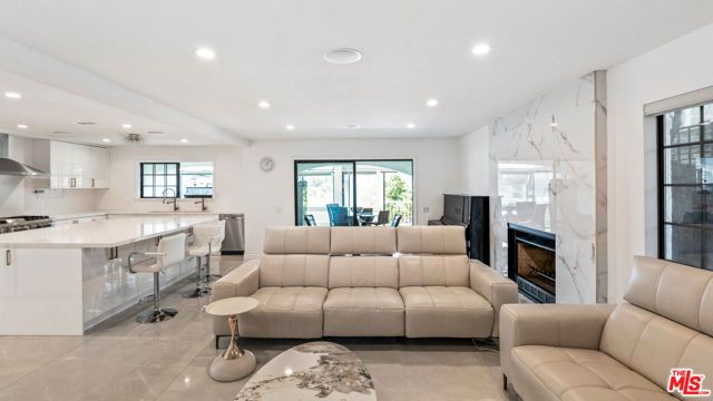 359 Dalkeith Avenue, Los Angeles, CA 90049