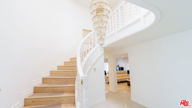 359 Dalkeith Avenue, Los Angeles, CA 90049