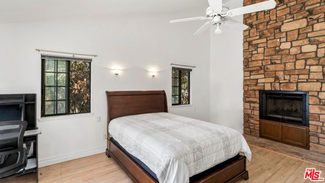 359 Dalkeith Avenue, Los Angeles, CA 90049