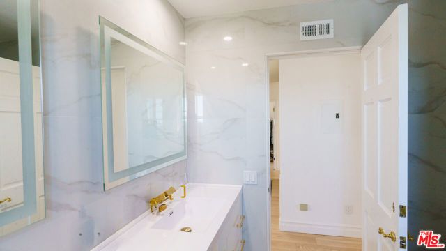 359 Dalkeith Avenue, Los Angeles, CA 90049