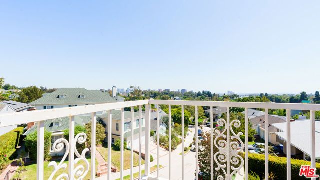 359 Dalkeith Avenue, Los Angeles, CA 90049