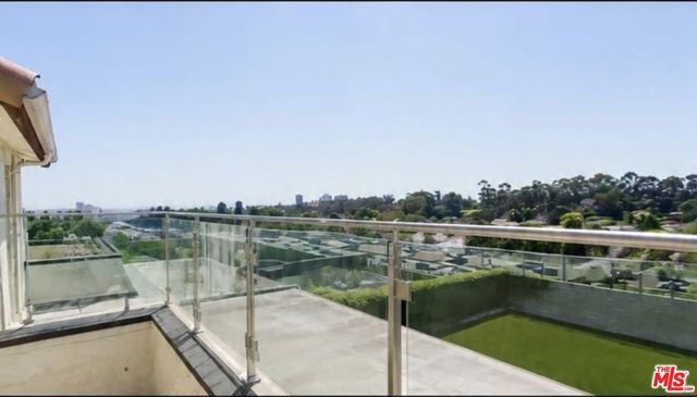 359 Dalkeith Avenue, Los Angeles, CA 90049