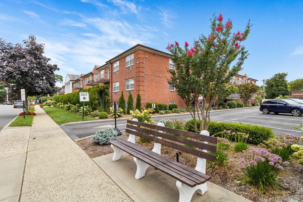 250 N Village Avenue B 10, Rockville Centre, NY 11570 — photo 2