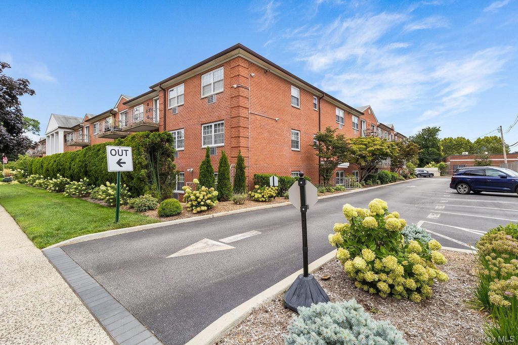 250 N Village Avenue B 10, Rockville Centre, NY 11570 — photo 3