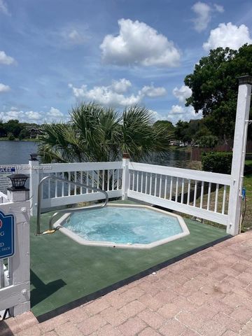 3670 Inverrary Drive 2M, Lauderhill, FL 33319
