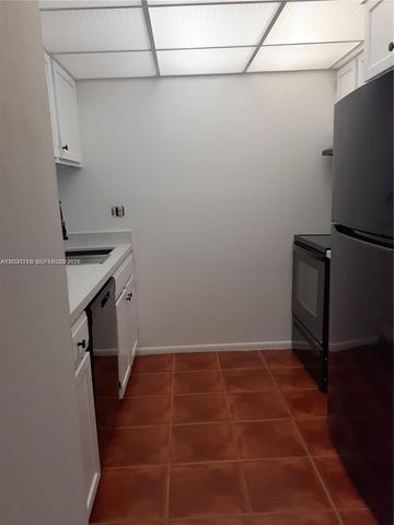 3670 Inverrary Drive 2M, Lauderhill, FL 33319