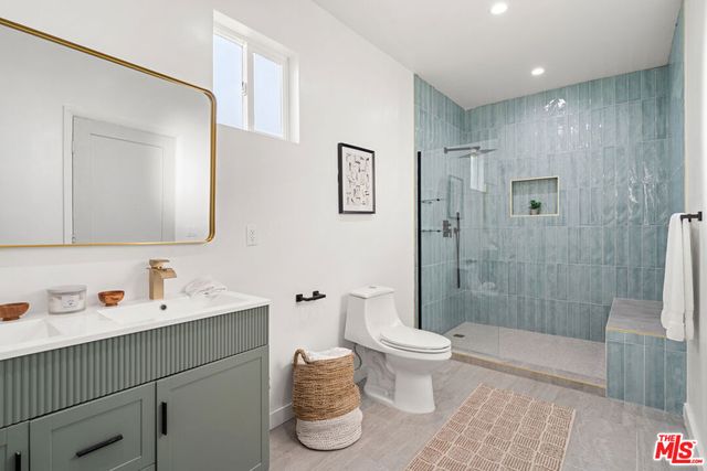 2209 West Boulevard, Los Angeles, CA 90016