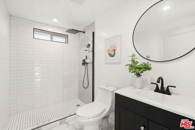 2209 West Boulevard, Los Angeles, CA 90016