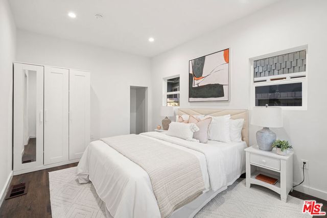 2209 West Boulevard, Los Angeles, CA 90016