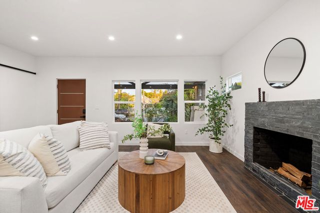 2209 West Boulevard, Los Angeles, CA 90016