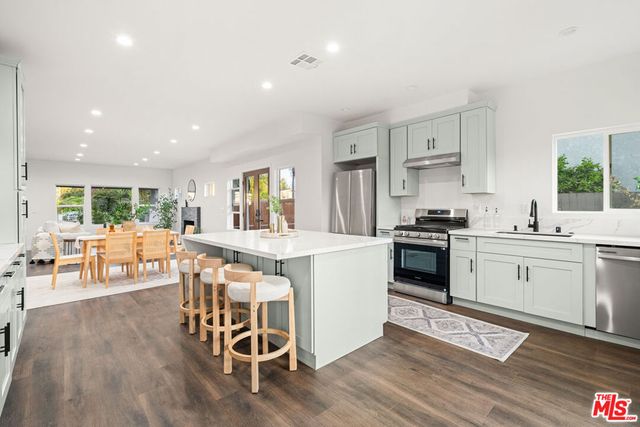 2209 West Boulevard, Los Angeles, CA 90016