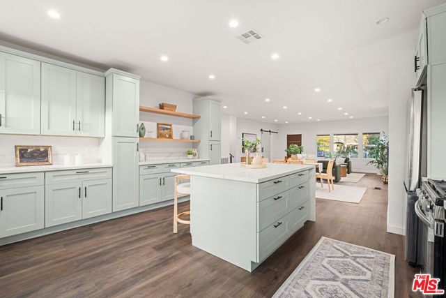 2209 West Boulevard, Los Angeles, CA 90016